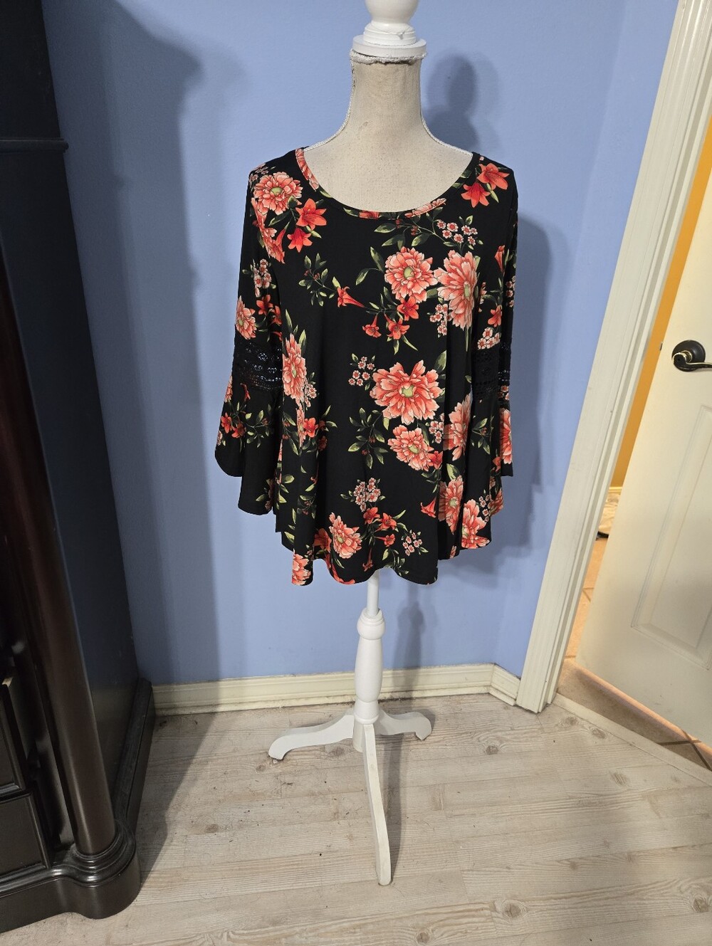 Stem & Vine Medium Womwns Blouse